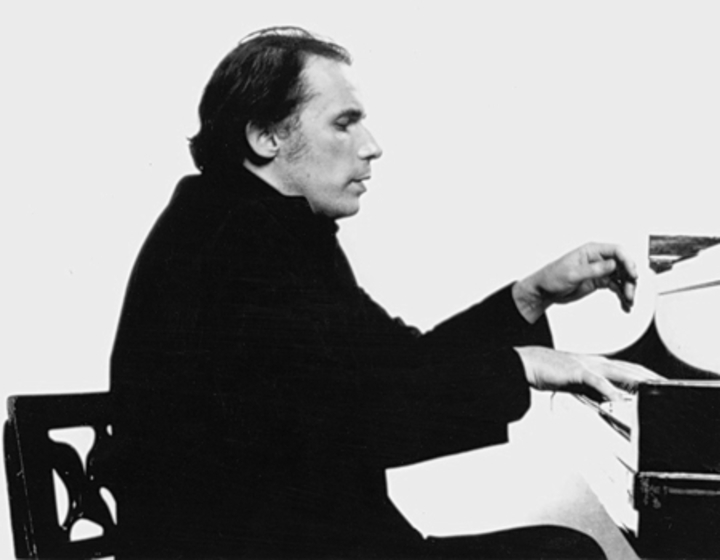 Glenn Gould, pianista canadense, é famoso por suas interpretações brilhantes dessa obra, especialmente nas gravações de 1955 e 1981.