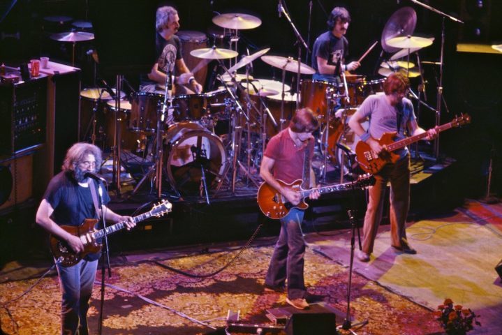 5. Truckin' - The Grateful Dead: Lançada em 1970 no álbum American Beauty, é uma das músicas mais conhecidas da banda norte-americana de rock Grateful Dead. 