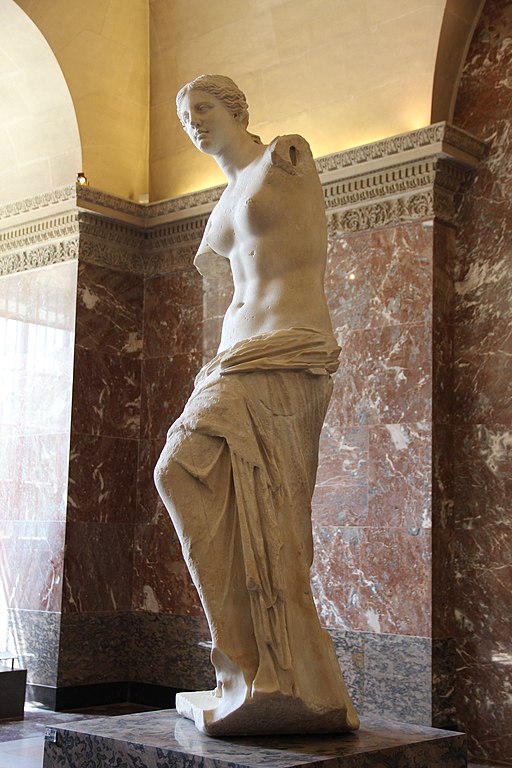 A escultura foi achada em 1820 por um camponês grego na ilha de Milo, na Grécia. Acredita-se que tenha sido esculpida por volta de 100 a.C. por um artista desconhecido.