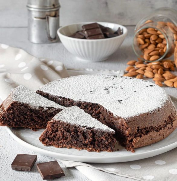 2º) Torta caprese (Itália): Originário da Ilha de Capri, na região da Campânia, esse bolo é feito com chocolate amargo e amêndoas moídas (ou farinha de amêndoas). Muitas vezes, é servida com uma camada de açúcar de confeiteiro polvilhado por cima.