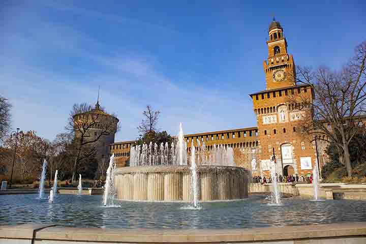 Um dos marcos mais emblemáticos de Milão, na Itália, o Castello Sforzesco transformou-se em um símbolo de poder e cultura ao longo dos anos. Conheça esse lugar fascinante!