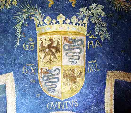 O castelo é decorado com símbolos heráldicos da família Sforza, como a cobra devorando um homem (biscione), que também é um emblema tradicional de Milão.

