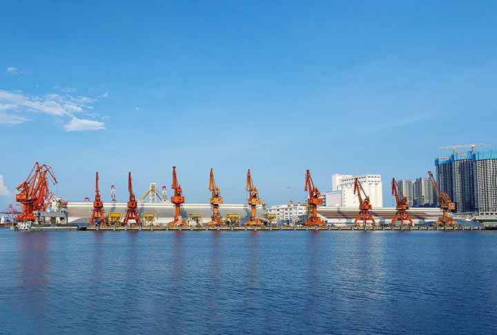 O Porto de Shenzhen, localizado no sul da China, é um dos principais portos do mundo em movimentação de contêineres. Com uma infraestrutura moderna e eficiente, o porto é um ponto importante para a exportação e importação de mercadorias.