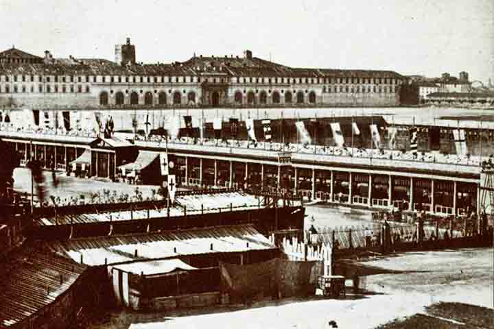 Durante o governo dos Sforza, o castelo foi transformado em uma residência ducal luxuosa, atraindo artistas e intelectuais da época.