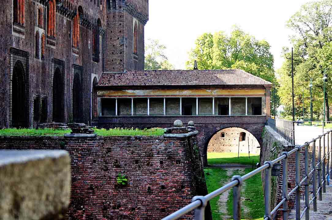 Durante as guerras e invasões que marcaram a história de Milão, o castelo sofreu danos significativos, mas foi sempre restaurado e preservado.