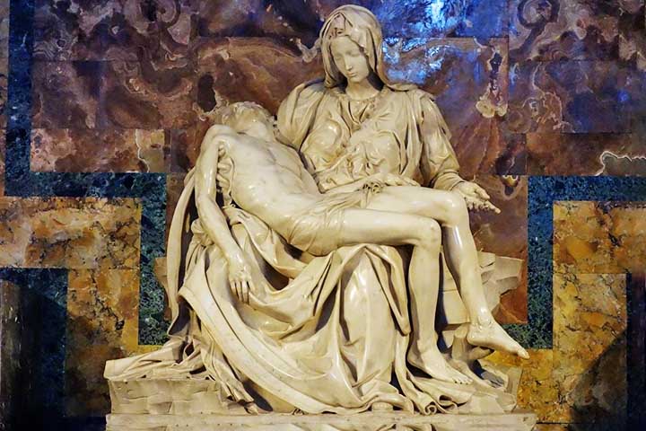 O mármore de Carrara é uma das pedras mais prestigiadas do mundo, extraído da região de Carrara, na Itália. Com tonalidade branca ou azulada e veios sutis, foi amplamente utilizado por artistas como Michelangelo e em construções icônicas. Sua qualidade e beleza fazem dele um material nobre na arquitetura e na escultura.

