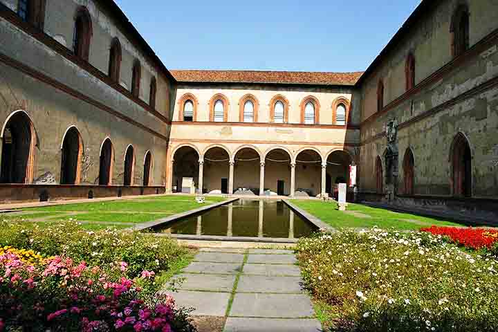 O local também abriga a Pinacoteca, que exibe obras de artistas como Michelangelo, Mantegna e Bramantino. 