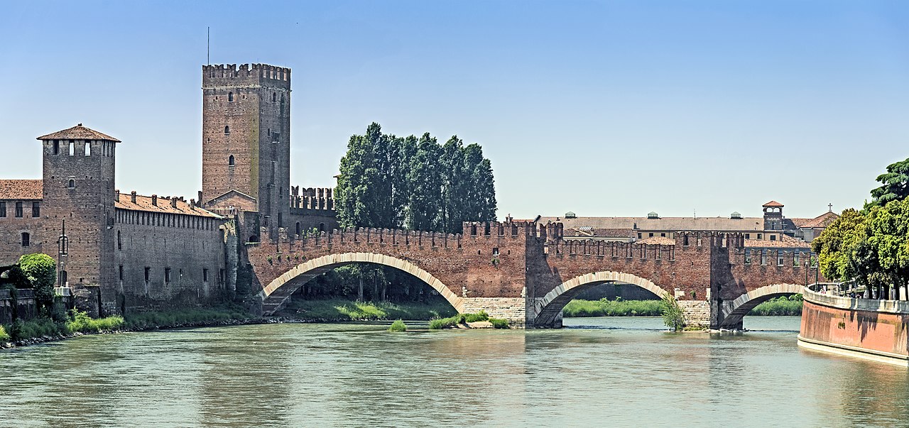 O Castel Vecchio também é deslumbrante. Anteriormente chamado de San Martino, sua existência remonta ao século 8. Ele teve uma função defensiva e a Ponte Scaligero é de uso exclusivo para acesso ao castelo, servindo como rota de fuga sobre o rio Ádige. 