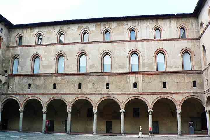 Além de sua relevância histórica e arquitetônica, o Castello Sforzesco é palco de exposições temporárias, eventos culturais e concertos.