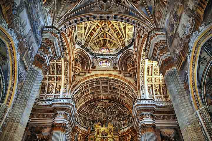 Essa origem faz referência ao aspecto polido e luminoso do mármore, que sempre foi admirado por sua beleza e suavidade ao toque.