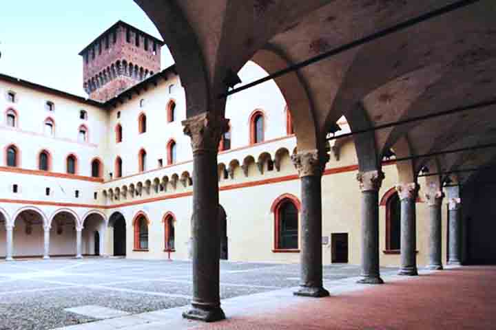 No pátio interno, há um antigo poço que, segundo lendas locais, seria assombrado por espíritos de prisioneiros que morreram ali durante os períodos de guerra.