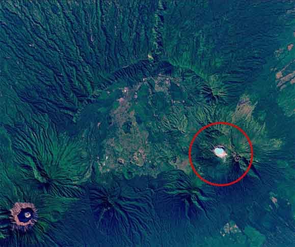Na imagem feita do espaço também é possível ver, a sudoeste, o vulcão Gunung Raung, que tem 3,3 mil metros de altura e é um dos mais ativos em Java, a principal ilha da Indonésia. 