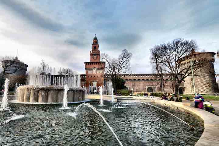 Além dos museus, o castelo é cercado pelo Parco Sempione, um grande parque público que oferece um refúgio tranquilo no meio da movimentada cidade.