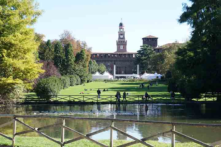Sua presença robusta e elegante no centro de Milão simboliza séculos de história e continua a ser uma das atrações mais visitadas e admiradas da cidade.
