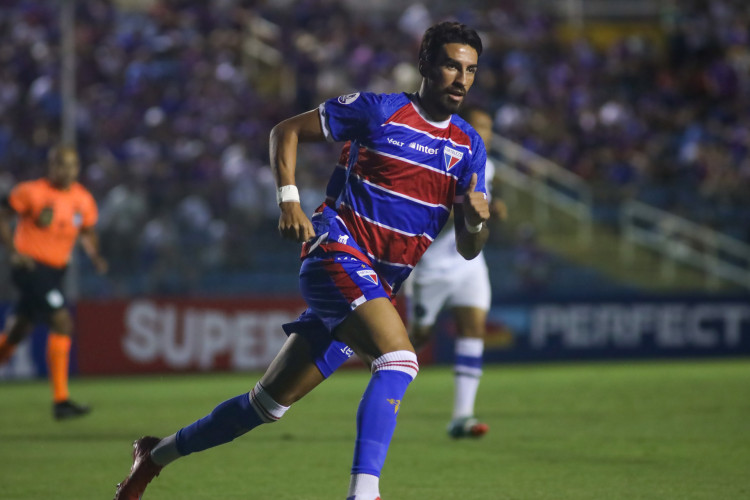 Atacante Lucero no jogo Fortaleza x Cariri, no PV, pelo Campeonato Cearense 2025