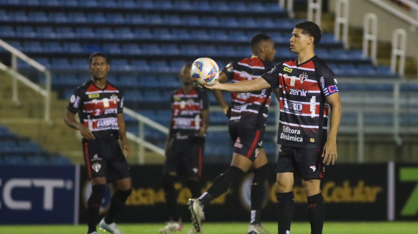 Volante Gharib no jogo Ferroviário x Horizonte, no PV, pelo Campeonato Cearense 2025