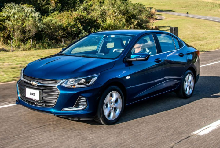 11º - Chevrolet Onix Plus: 59.964 (unidades vendidas) -  Ele tem duas opções distintas de motorização. As versões MT e LT são equipadas com um motor 1.0 aspirado de 78/82 cv (gasolina/etanol) e 95/104 Nm (g/e), sempre com câmbio manual de 6 marchas.