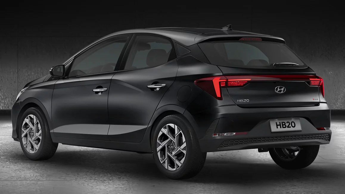 4º - Hyundai HB20: 97.083 (unidades vendidas) - Possui acabamento premium e é equipado com motor flex 1.0, faróis com luz diurna (DRL), airbags, direção elétrica e freios ABS de série.