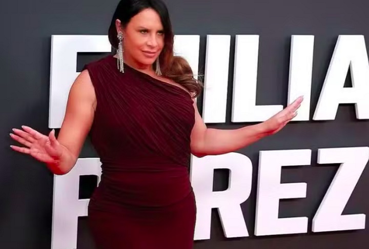 Durante esse período, ela também lançou sua autobiografia, Karsia, na qual relata sua vivência no México. A quem mais me feriu, pois ninguém pode ferir mais do que quem te ama, diz um trecho da dedicatória.