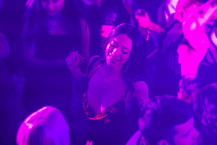 Além de Demi Moore, outra atriz que pode surpreender é Mikey Madison, de Anora; conheça mais sobre ela!