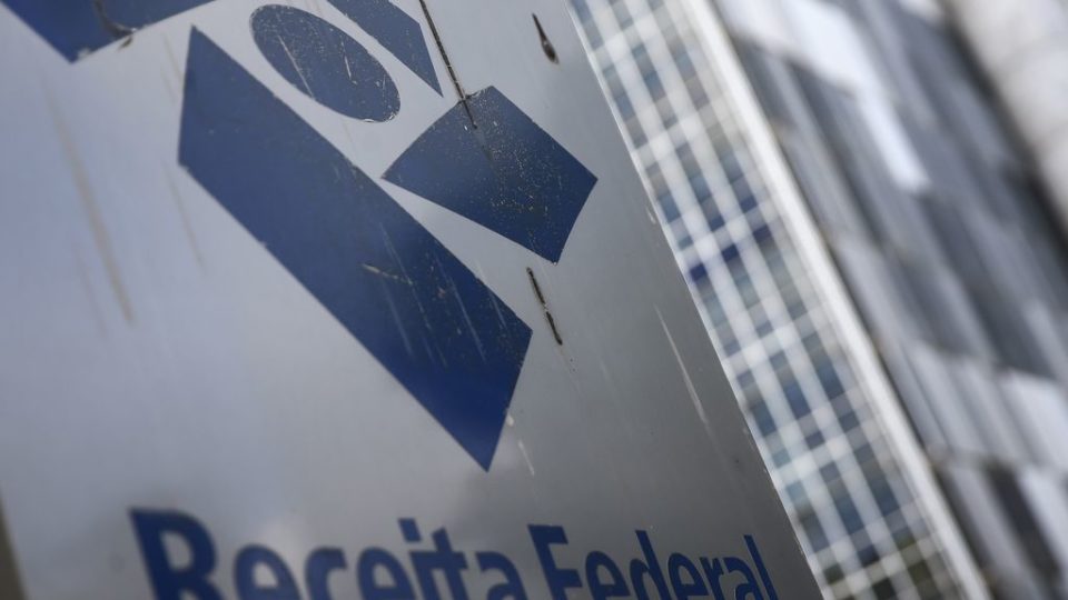 A medida foi tomada após dias de desinformação nas redes sociais a respeito da nova norma, que obrigava as instituições financeiras a repassarem ao órgão movimentações superiores a R$ 5 mil.

