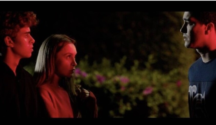 Dirigido por Maurício Eça, a trama revela os passos de Daniel Cravinhos, seu irmão Cristian Cravinhos e Suzane Von Richthofen nos dias anteriores ao assassinato do casal Manfred e Marísia von Richthofen.