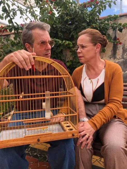 Já A Menina que Matou os Pais - A Confissão é centrado nos bastidores das investigações.