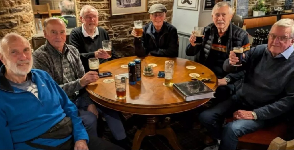 Em 2024, uma história ganhou as redes sociais no Reino Unido. Foi divulgado que seis amigos se encontram todas as quintas-feiras em pubs ingleses para conversar e beber cerveja há 56 anos. A história curiosa foi contada pela rede BBC e envolve Paul Haynes, Bill Munden, Ken King, Peter Thirlwall, Brian Ayres e Dick Cotton. 