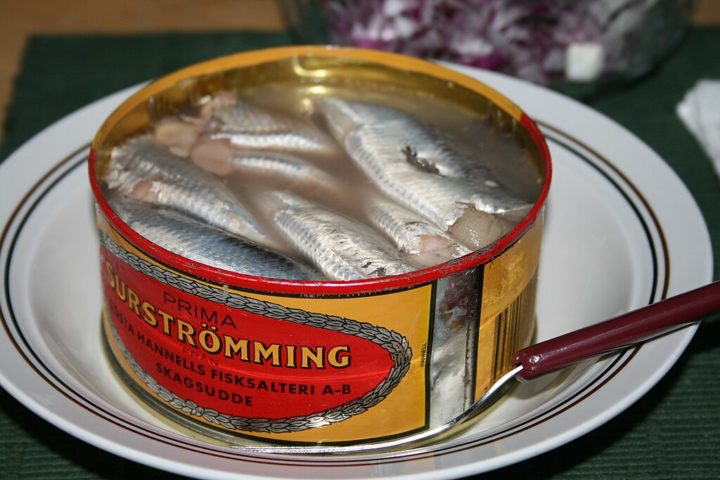 O surströmming é preparado com arenque fermentado do Mar Báltico, caracterizado por sua textura pegajosa e um cheiro forte que lembra ovos estragados.