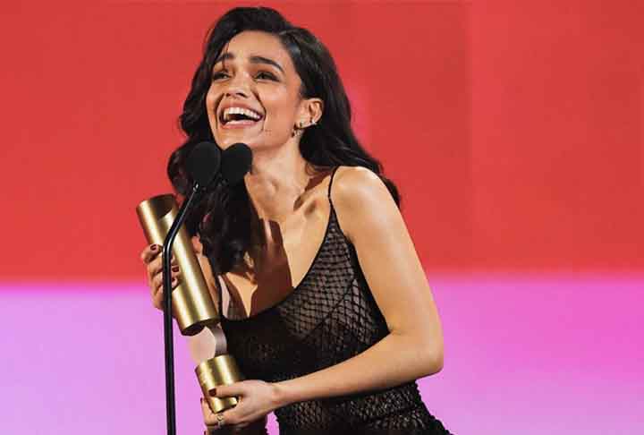 Sua atuação foi aclamada pela crítica, rendendo-lhe diversos prêmios, incluindo o Globo de Ouro de Melhor Atriz em Comédia ou Musical.