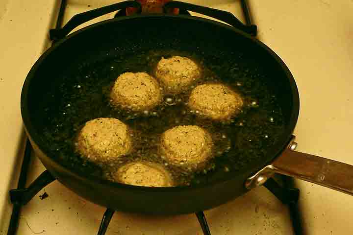 O melhor é não permitir que vire um purê, mas sim deixar de uma maneira que tenha alguns pequenos pedaços. A fritura deve ser em óleo bem quente