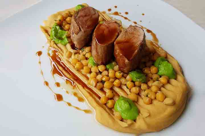 Além de ser nutritivo, o grão-de-bico é uma excelente fonte de energia, ajudando na sensação de saciedade, sendo uma escolha comum para dietas vegetarianas e veganas devido ao seu alto teor de proteínas.