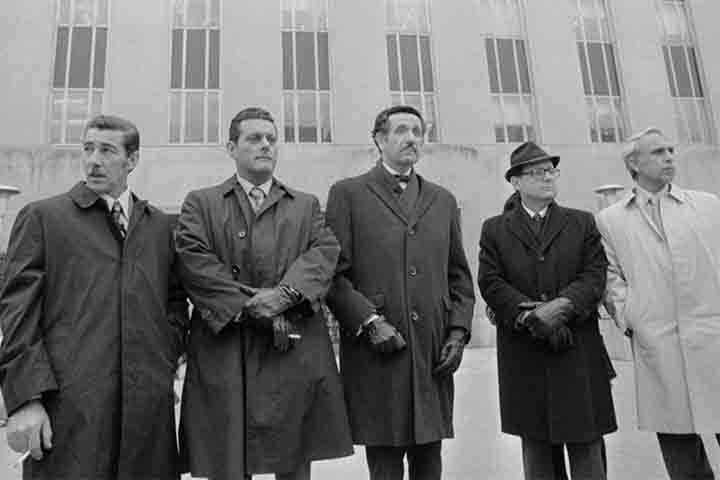 Cinco homens, todos vestidos de terno e gravata, foram presos quando remexiam em documentos e tentavam colocar aparelhos de escuta telefônica no ambiente. 
