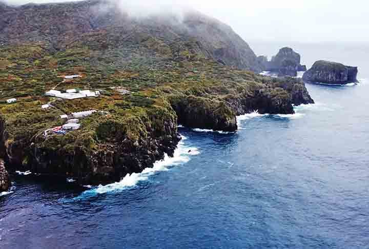 Elas também são rodeadas por mais de duas mil milhas náuticas, a mais de 3700 km de oceano aberto. Quem chega ao local, mesmo com todos esses obstáculos, encara um dos climas mais hostis do planeta.