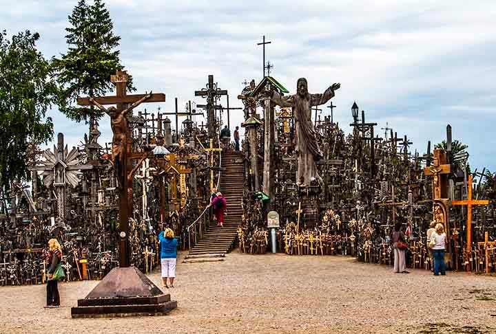 A Colina das Cruzes é um centro de peregrinação católica situado a 16 km da cidade lituana de Šiauliai. A  teoria mais aceita sobre a origem sugere que as primeiras cruzes foram fincadas dentro dos limites do castro Jurgaičiai, pouco depois do Levante de Novembro. 