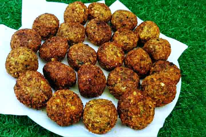 Lentilha: A lentilha, especialmente a vermelha ou marrom, é ótima para fazer bolinhos que ficam macios por dentro e crocantes por fora.