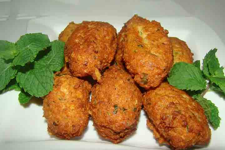 Soja - A soja é extremamente rica em proteínas, o que a torna uma excelente base para bolinhos nutritivos. Ela tem uma textura que permite formar bolinhos firmes e é uma opção versátil que pode ser temperada de várias maneiras.
