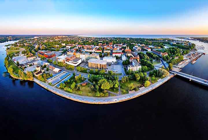 Pärnu é uma cidade localizada na Baía de Pärnu, na costa do Mar Báltico, no sudoeste da Estônia. É um popular resort para as férias de verão com muitos hotéis, restaurantes e longas praias. O rio Pärnu atravessa a cidade e fica próximo ao aeroporto.