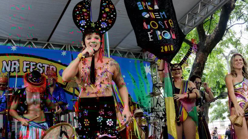 Movimenta&ccedil;&otilde;es de foli&otilde;es no Pr&eacute;-Carnaval Pra Quem Gosta &eacute; Bom na Pra&ccedil;a Waldemar Falc&atilde;o em 2025 