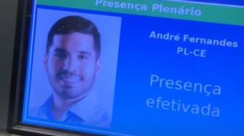 André Fernandes postou vídeo usando a digital para dar presença no plenário da Câmara dos Deputados