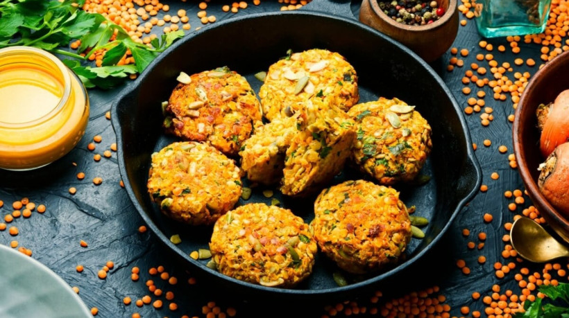 Bolinho fit de lentilha com cenoura (Imagem: Chatham172 | Shutterstock) 