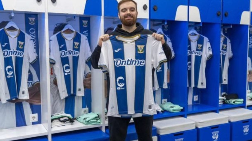 Influenciador teve seu logo estampado na camisa azul e branca do Leganés, clube localizado nos arredores de Madri