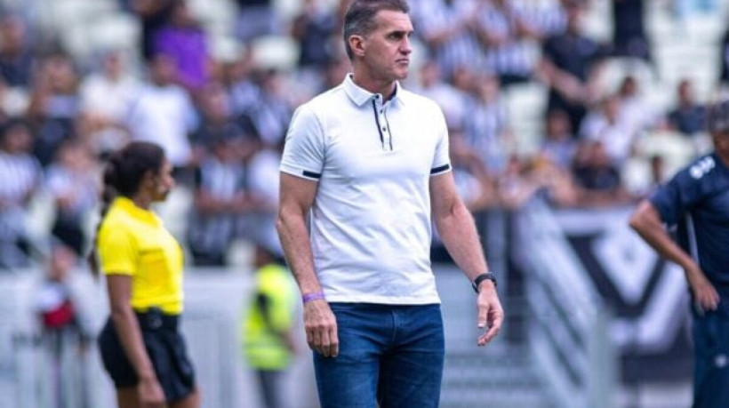 De maneira leve, treinador deu sua versão sobre a edição da próprie enciclopédia digital