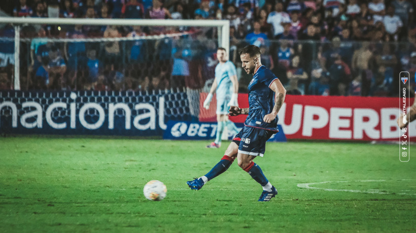 Volante Lucas Sasha dominando bola no estádio Presidente Vargas