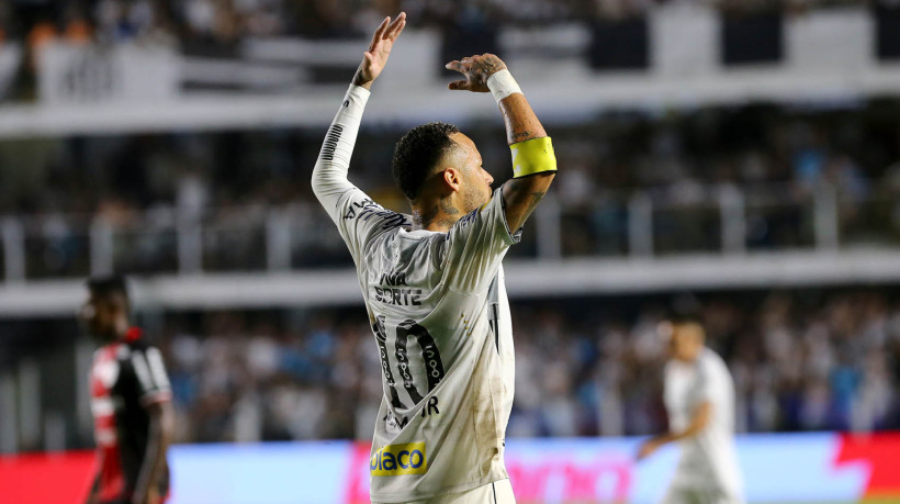 O Santos enfrenta a Desportiva Ferroviária em uma partida amistosa