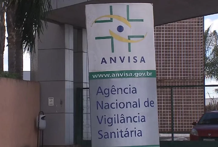 A Anvisa não registrou — e não recomenda — o medicamento para uso oral no Brasil. Apesar de ser mais eficaz e prático do que a forma tópica, o minoxidil oral apresenta riscos cardíacos, como taquicardia e pericardite. 