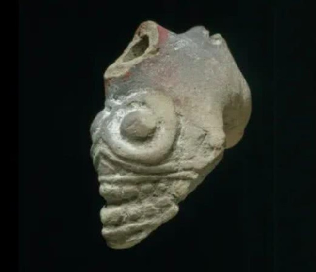 De lá para cá, várias versões desses objetos foram encontradas em túmulos que vão do século 13 ao século 16.