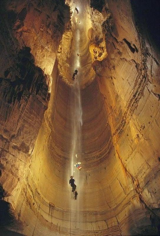 Caverna de maior profundidade - Voronya - Fica no Maciço Arabika, Cáucaso Oeste, região da Abecásia (Geórgia) - 2.160m de profundidade. 
