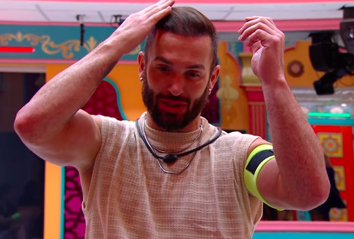 Meu cabelo é transplantado, comentou ele durante uma conversa com os participantes Camila e Mateus.