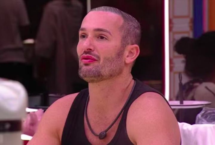 Ele atribuiu a condição à genética e disse que já tinha que lidar com as entradas aos 21 anos.